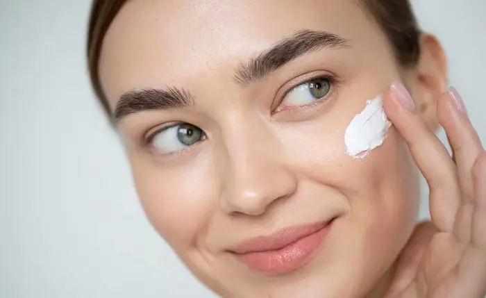 استفاده از کرم مرطوب کننده برای پوست چرب 60544874650