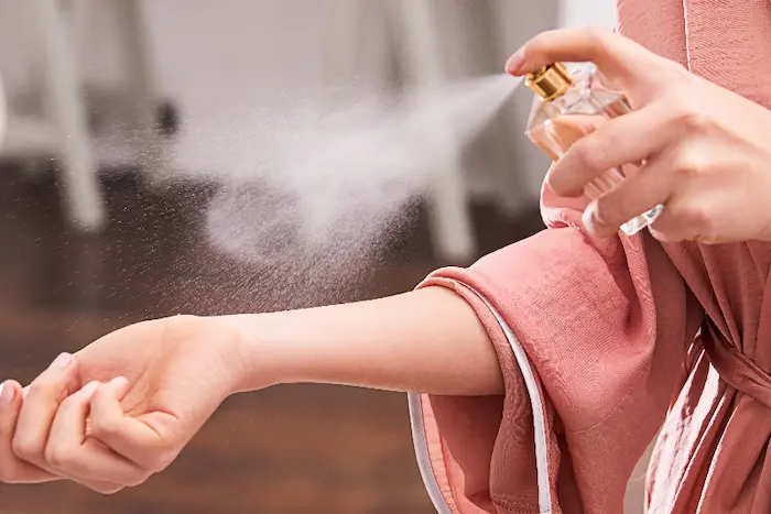 استفاده از عطر برای خوشبو نگهداشتن بدن 564565641