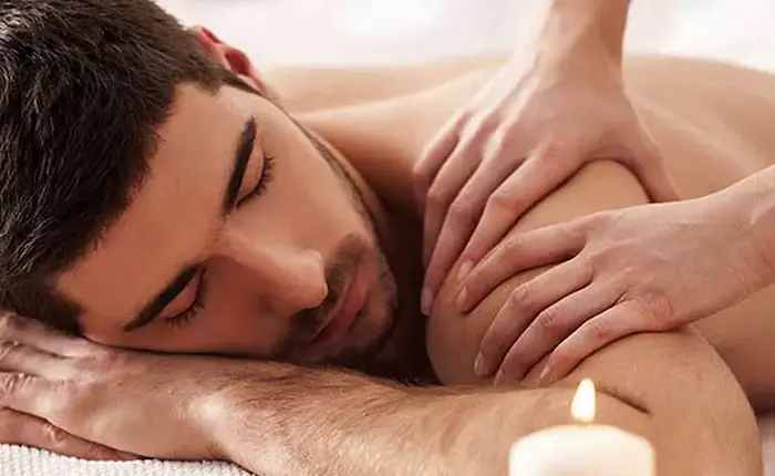 ماساژ دادن کتف فرد و فرق روغن ماساژ و پماد ماساژ 324723894