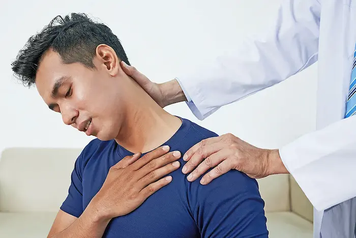 گرفتگی عضلات گردن در مرد میانسال 564165312
