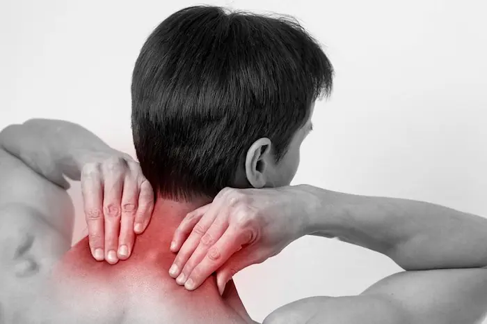 کوفتگی گردن و عضلات پشت 64545612