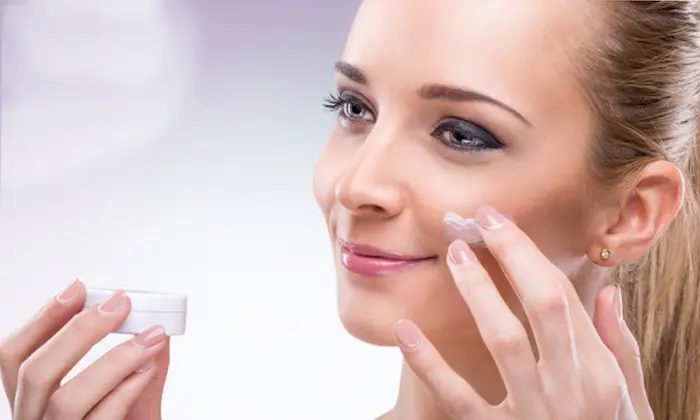 رطوبت رسانی با کرم هیالورونیک اسید 654656410