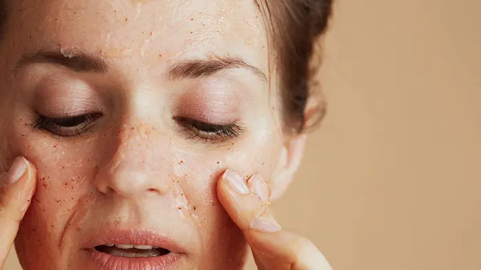 استفاده از ماسک اسکراب جهت تنظیم pH پوست 564564510