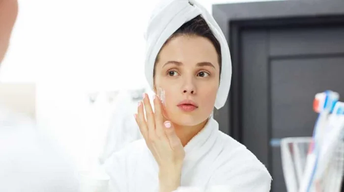 استفاده از مرطوب کننده برای زیرسازی میکاپ 564556410