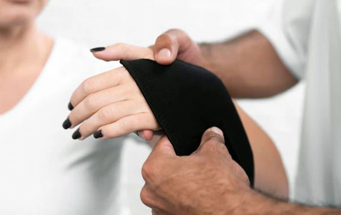 بستن دست به دلیل درد مچ دست 5646541