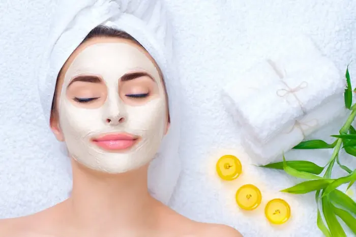 انجام دادن پاکسازی و فیشیال صورت 5655434543