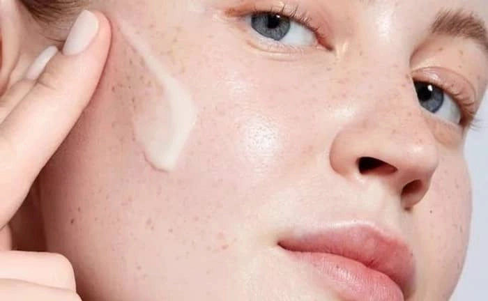 آبرسانی پوست صورت با کرم هیالورونیک اسید 545642310