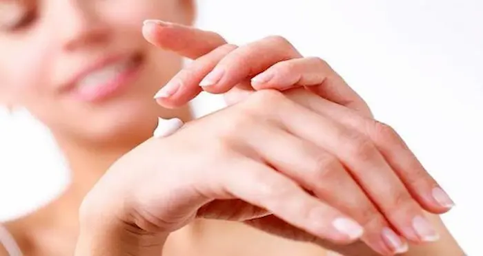 آبرسانی دست با مرطوب کننده 6546945210