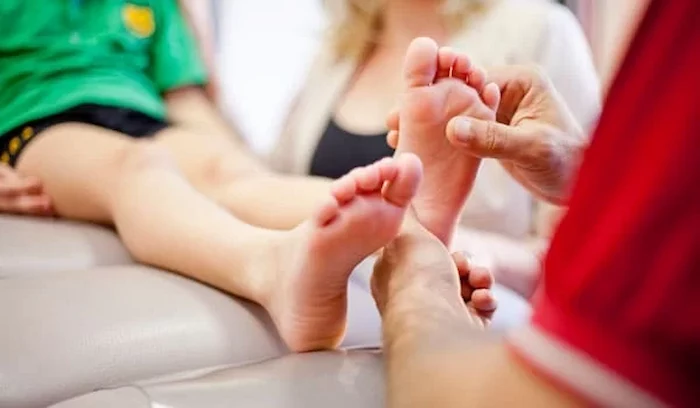 پیچ خوردن مچ پای کودک در بازی 658845866453210