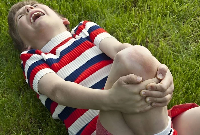 آسیب دیدگی شدید زانو در فوتبال 64654210