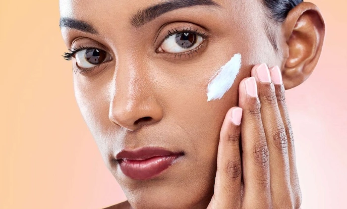 استفاده از کرم مرطوب کننده در روتین پوست هیدراته 654654