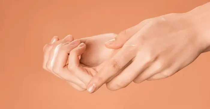 جوانسازی پوست دست با روغن هسته انگور 64654110