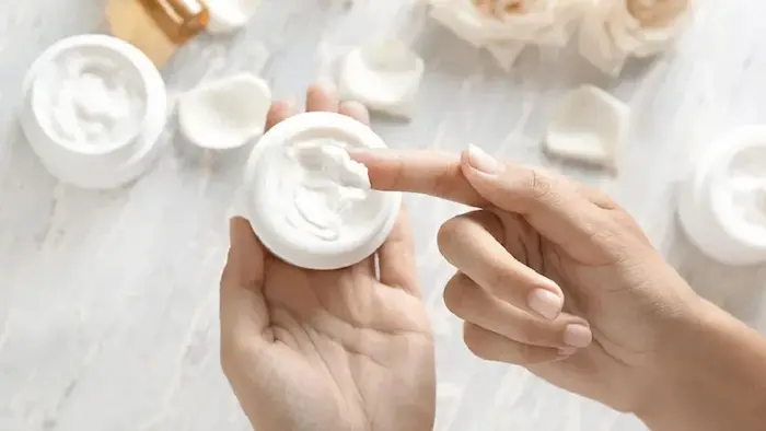 استفاده از کرم مرطوب کننده حاوی روغن هسته انگور 6468546410410