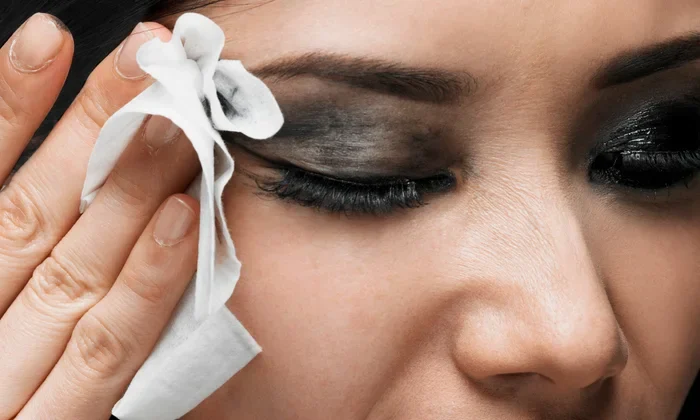 پاک کردن آرایش با دستمال مرطوب 56465412