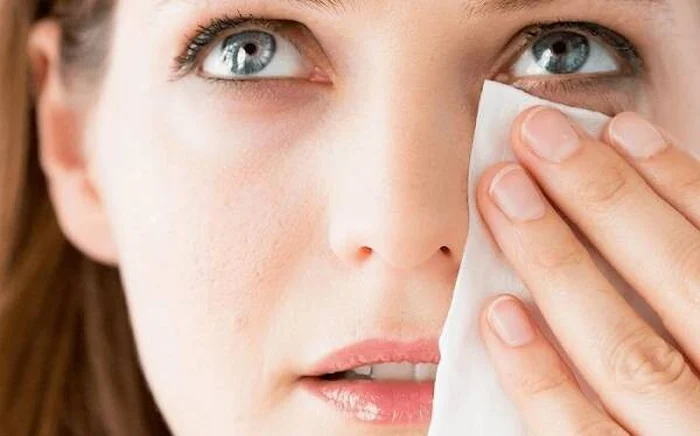 پاک کردن آرایش چشم با دستمال مرطوب 568456120