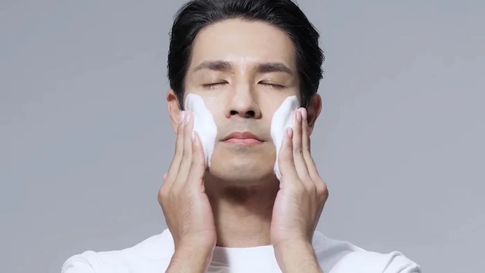 شستن صورت با فوم در پاکسازی پوست آقایان 34541