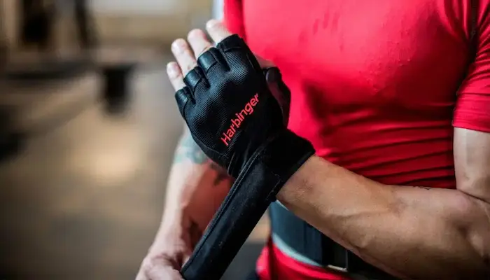 استفاده از دستکش هنگام ورزش 24534305