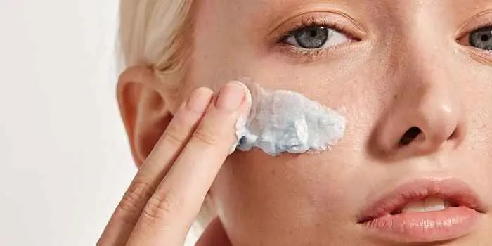 استفاده از کرم مرطوب کننده روی پوست صورت 755454545