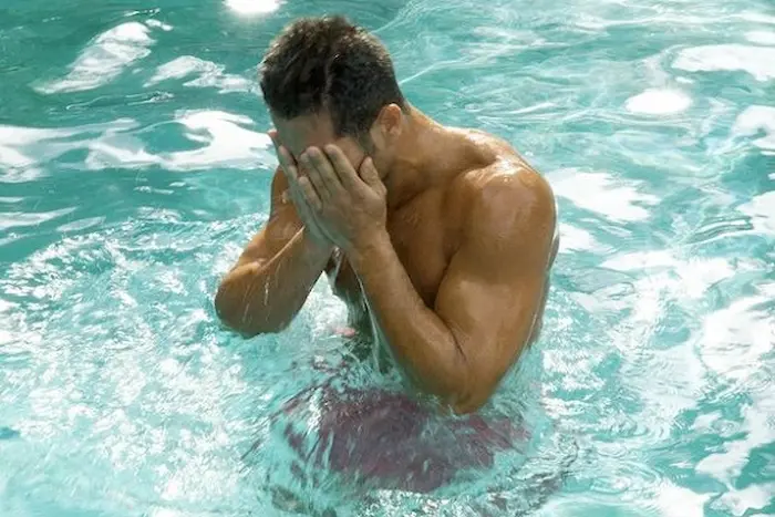 سوزش چشم در آب استخر 343545684