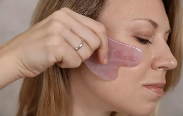 ماساژ صورت با گواشا 6545641