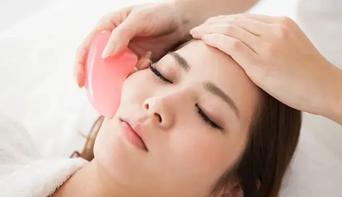 ماساژ گونه با گواشا 54564561