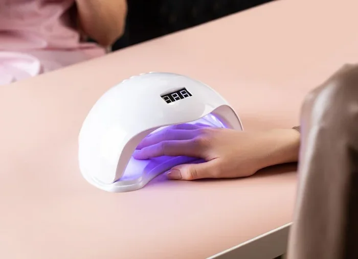 خشک کردن لاک با دستگاه‌ UV کاشت ناخن 354156465841