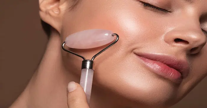 ماساژ با جیدرولر برای سفت شدن پوست صورت 3643541