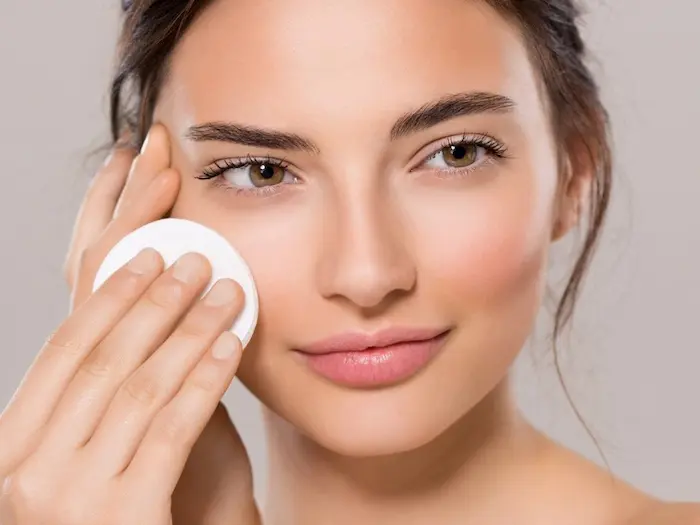 پاک کردن آرایش صورت با تونر 3645644