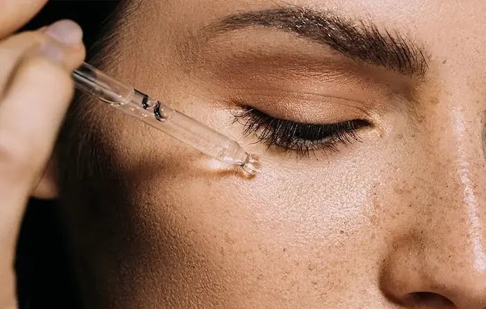 آبرسانی صورت با سرم 52757452