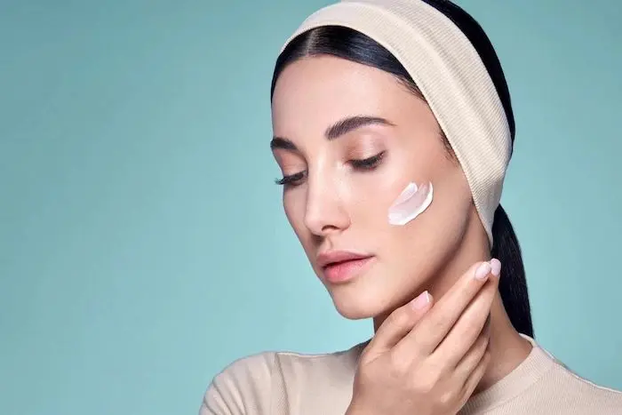 ویتامین C بزنیم یا آبرسان پوست خشک 654644