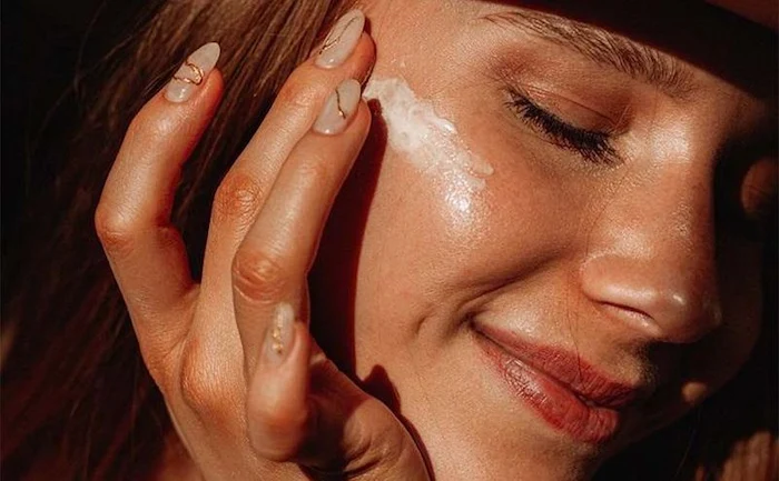 استفاده از ضدآفتاب برای پوست صورت 545453