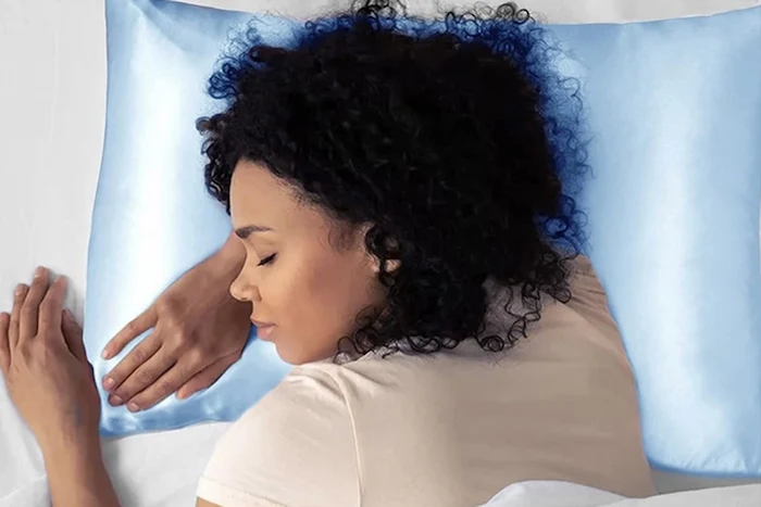 استفاده از روبالشتی ساتن آبی 465453