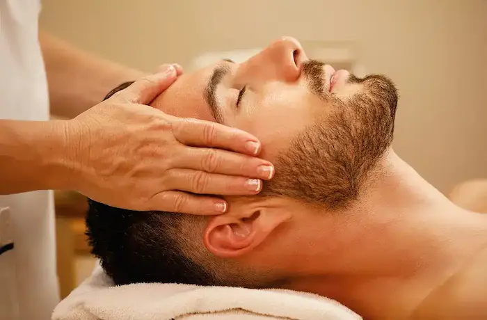 ماساژ پیشانی آقایان با تکنیک حرفه ای 65465452650