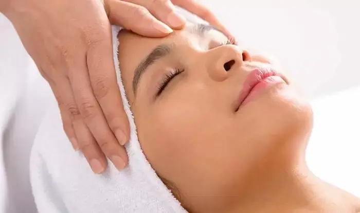 ماساژ صورت در کلینیک 2415645450