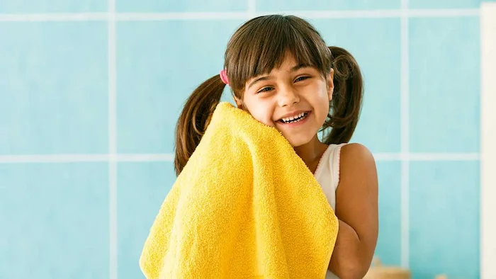 خشک کردن صورت کودک با حوله 654564