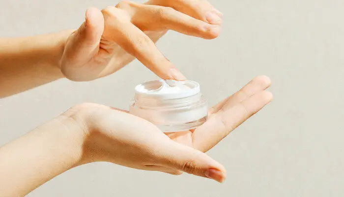 استفاده از کرم مرطوب کننده برای صورت 32465410