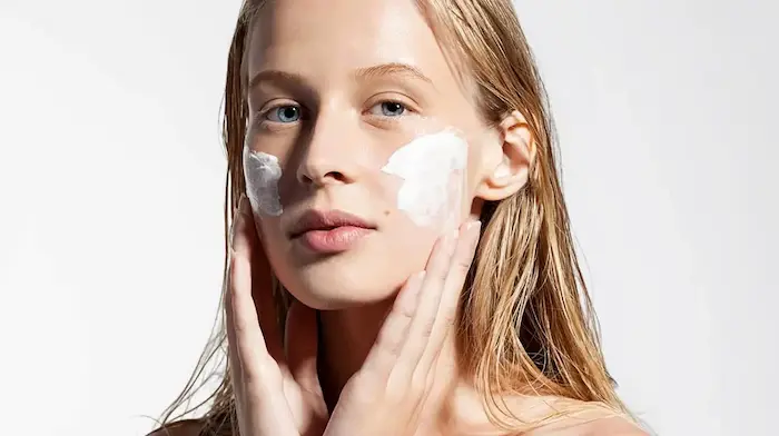 مالیدن آبرسان به صورت 56456410