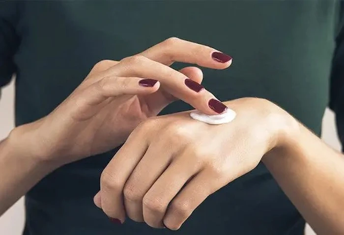 مالیدن لوسیون بدن به دست 545645510